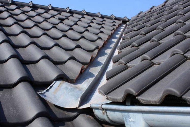 How To Inspect Your Roof For Damage After A Storm 2 2c8e26f8e80e1deac978acfc87102198f9298ca030bf8c811f86d404dc7e6d5f