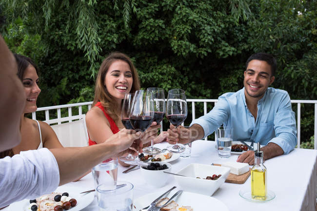 Summer Entertaining: How to Make the Most of Your Patio 1 4d784fdfa3932a18231571a85aeec9237565ca7b064bde9b3e0053767694b0d6