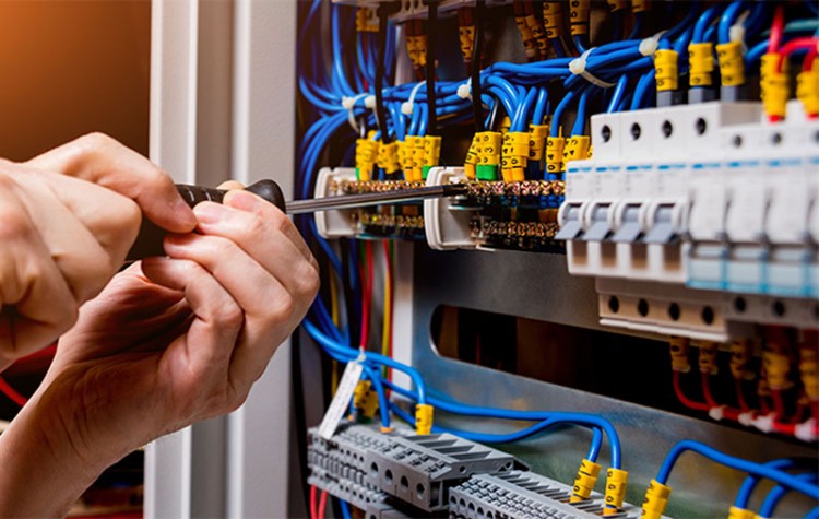 Don’t Try This at Home: The 7 Most Dangerous DIYs 1 a9dcb47682a532b24c4940bd34e70a598500fc617844a62ce1b69e4b6f96e7aa