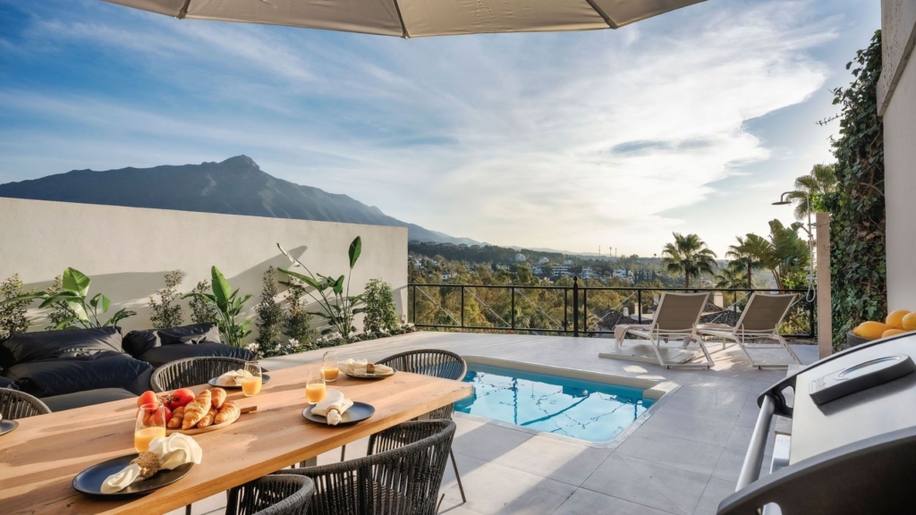 Luxury Newly Renovated Four-bedroom Apartment with Panoramic Views 1 aptadrienne6 1