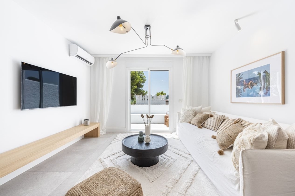 Renovated Penthouse Walking Distance to Amenities 1 cbild5a4aio2b5em8tuvo 2115783365 rszww1265 80