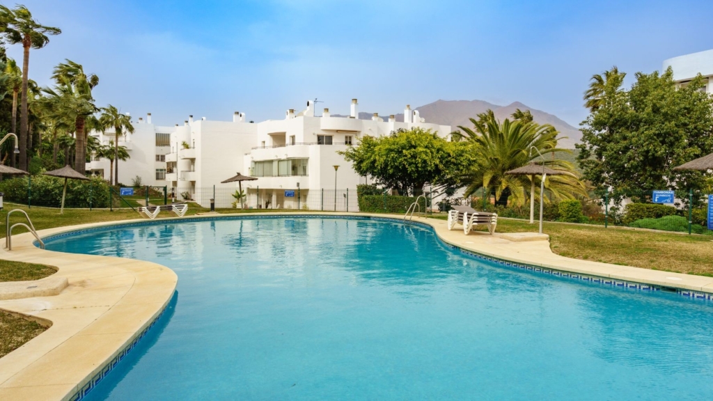 Estepona Golf Charming 2-bed Apartment 1 m20 16 9 2mb 2800x 01 1