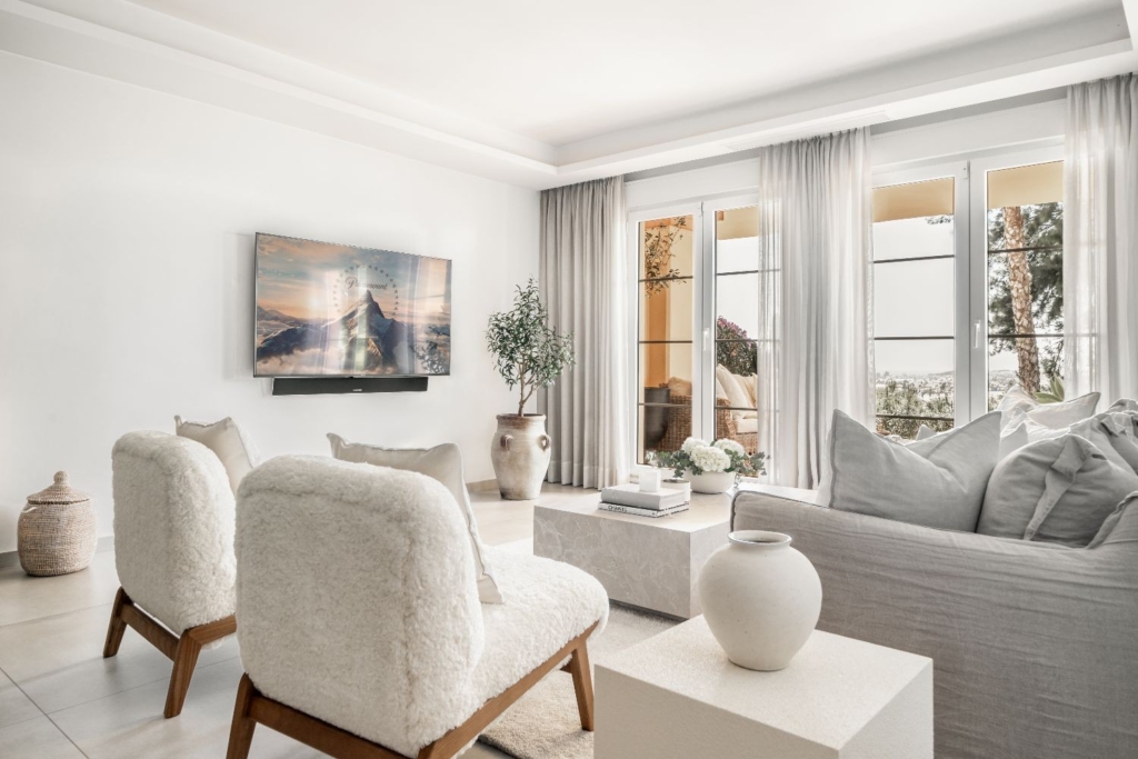 Newly Renovated Apartment with Stunning Sea and Mountain Views 1 nf cumbres 2