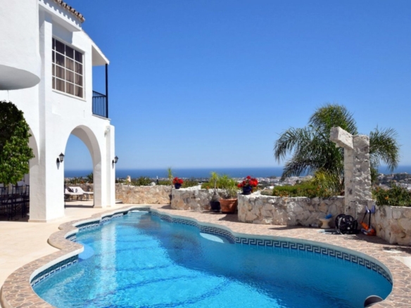 villa sale herrojo pool house views