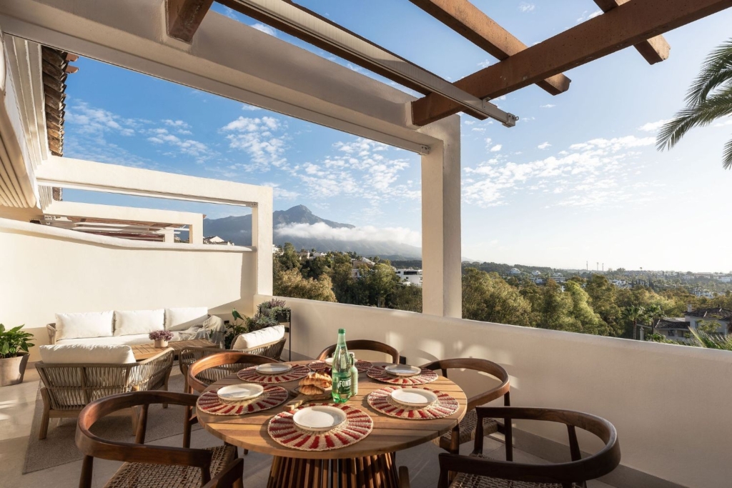 Fully Furnished Three-bedroom Apartment in Los Belvederes, Nueva Andalucia 1 casamoah 02