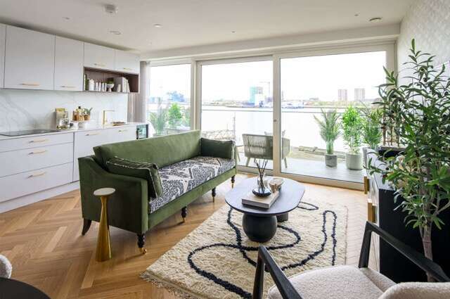 Elegant 2-bedroom apartment with spacious living area and balcony in Woolwich, London. Perfect for c.