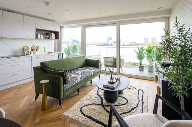 Elegant 2-bedroom apartment with spacious living area and balcony in Woolwich, London. Perfect for c.