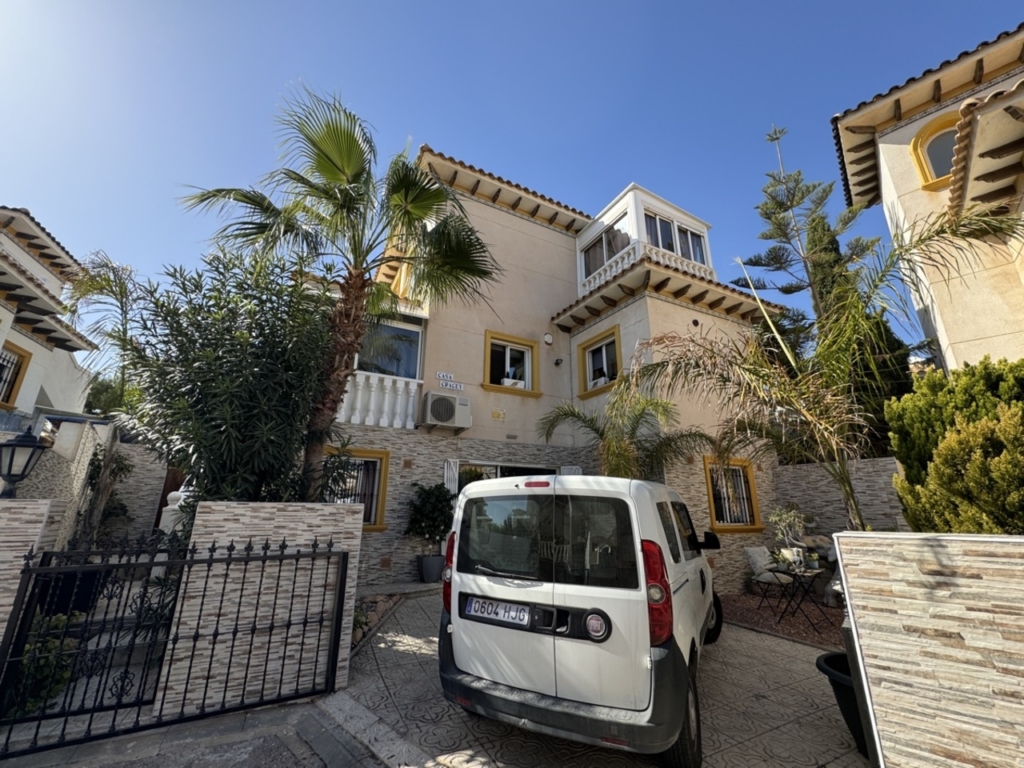 La Zenia 1 0af91c647592614ed2c9 xlarge