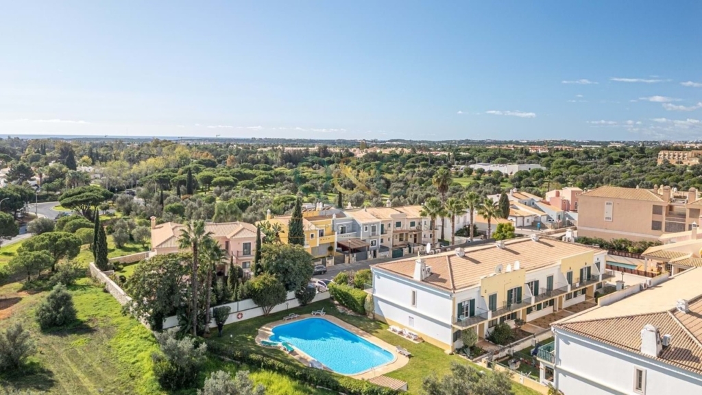 Vilamoura 1 44292a40002e0a0c04e4 xlarge