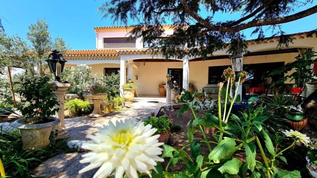 Near The Sea, Beautiful Villa With 296 M2 Of Living Space, Spacious Garage And Large Annexe On 2375 M2 Plot, Of Which 1000 M2 Still Constructible. 1 AGD1404000EA 1110x623 1