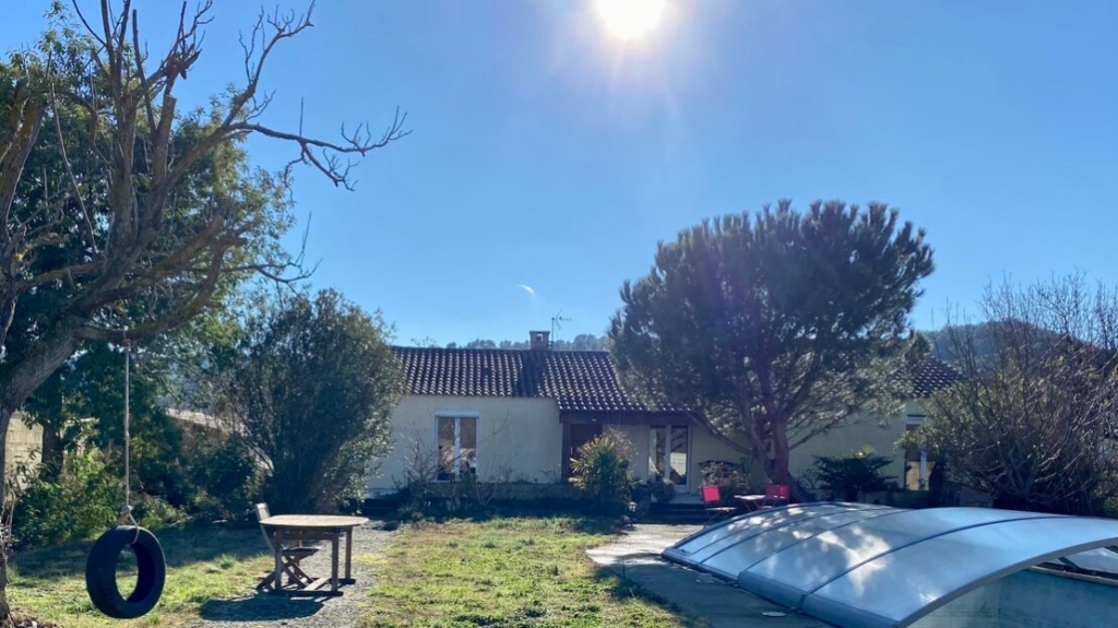 Single Storey Villa To Refresh Offering 4 Bedrooms And A Garage On A 1440 M2 Plot With Pool And Views, Near The River. 1 CES345600EA HD 1110x623 3