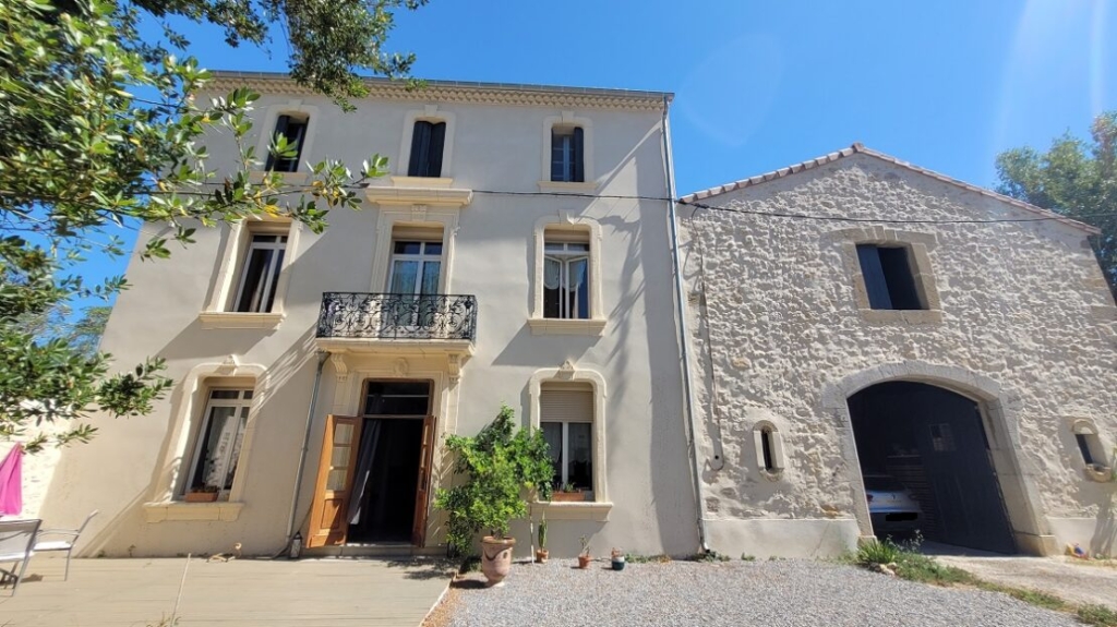Superb Town House With 300 M2 Of Living Space With Its Former Wine Storehouse, Garden And Swimming Pool 10 Minutes From The Beaches. 1 FLE675000EA 1110x623 1