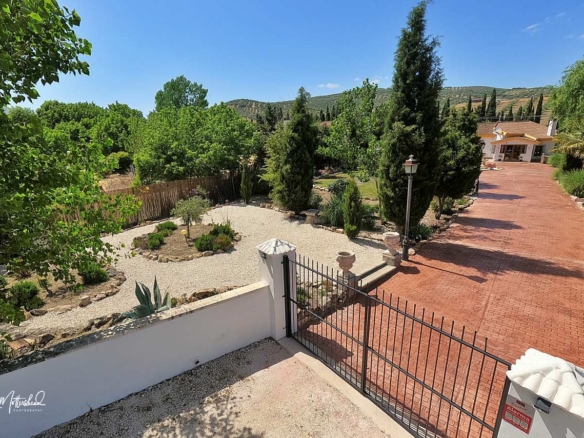 Four bed detached villa with pool and outdoor entertaining close to Montefrio 1 xlarge