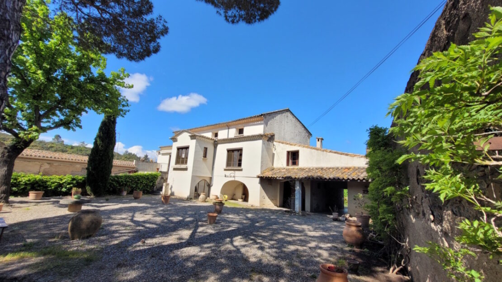 Beautiful And Spacious Former Winegrowing Property With 243 M2 Of Living Space On 1064 M2 Of Land In A Charming And Peaceful Hamlet. 1 LIQ567000EAA 1110x623 1