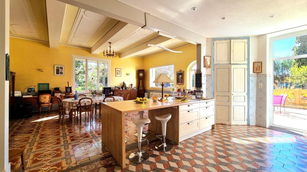 Superb Character Property With 311 M2 Of Living Space, Annexe And Park Of 1660 M2. Unique 1 NIS864000EM 1110x623 1