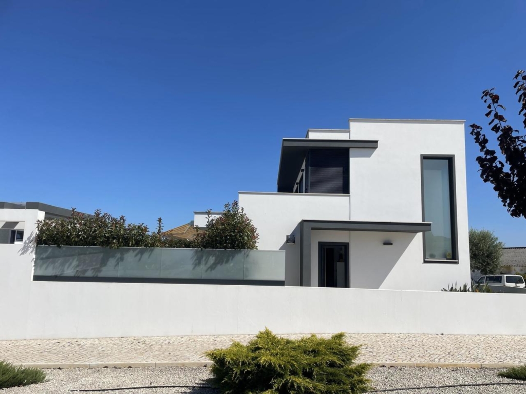 Obidos 1 Outside Side view xlarge