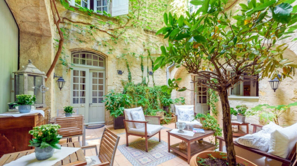 Superb Traditional Mansion With 300 M2 Of Living Space, Garage, Courtyard And Terrace. 1 PEZ1995000EA 1110x623 1