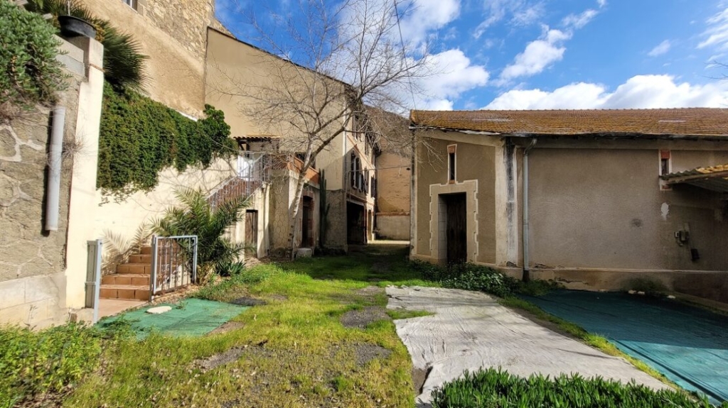 Former Domaine With 150 M2 Of Living Space And Winegrowing Barn Of 250 M2 On A Plot Of 980 M2. 1 SER378000EA 1110x623 1