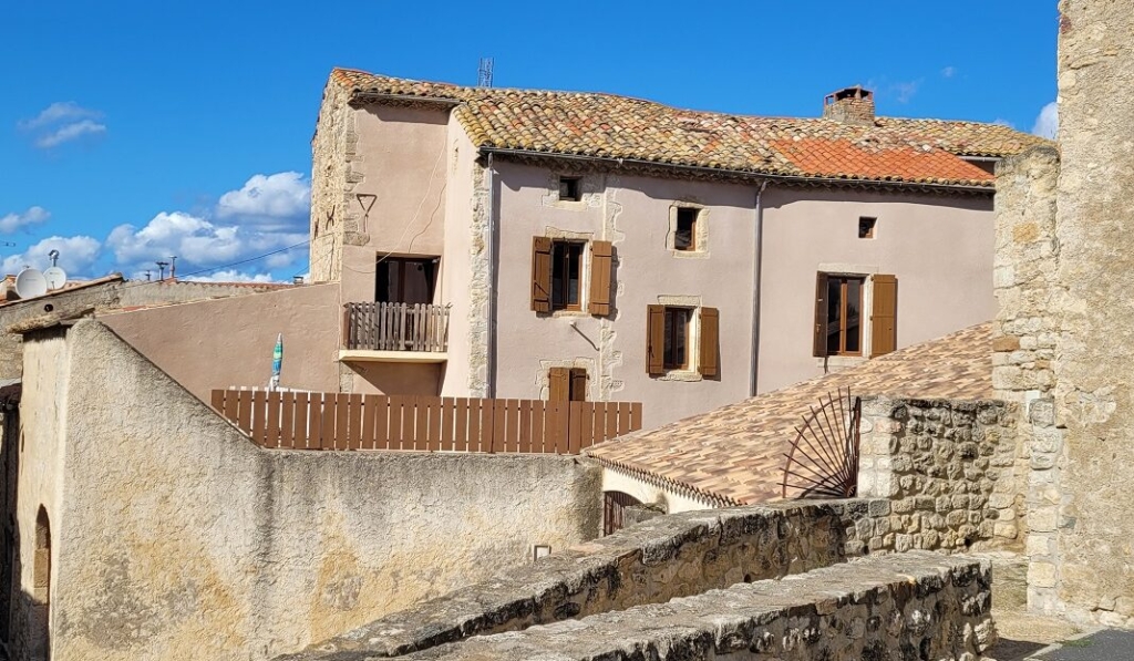 Former Chateau Annex Offering Around 300 M2 Of Living Space, Divided Into 3 Independent Dwellings With Shared Courtyard, Terrace/solarium And Swimming Pool. 1 SGF449000EA 1068x623 1