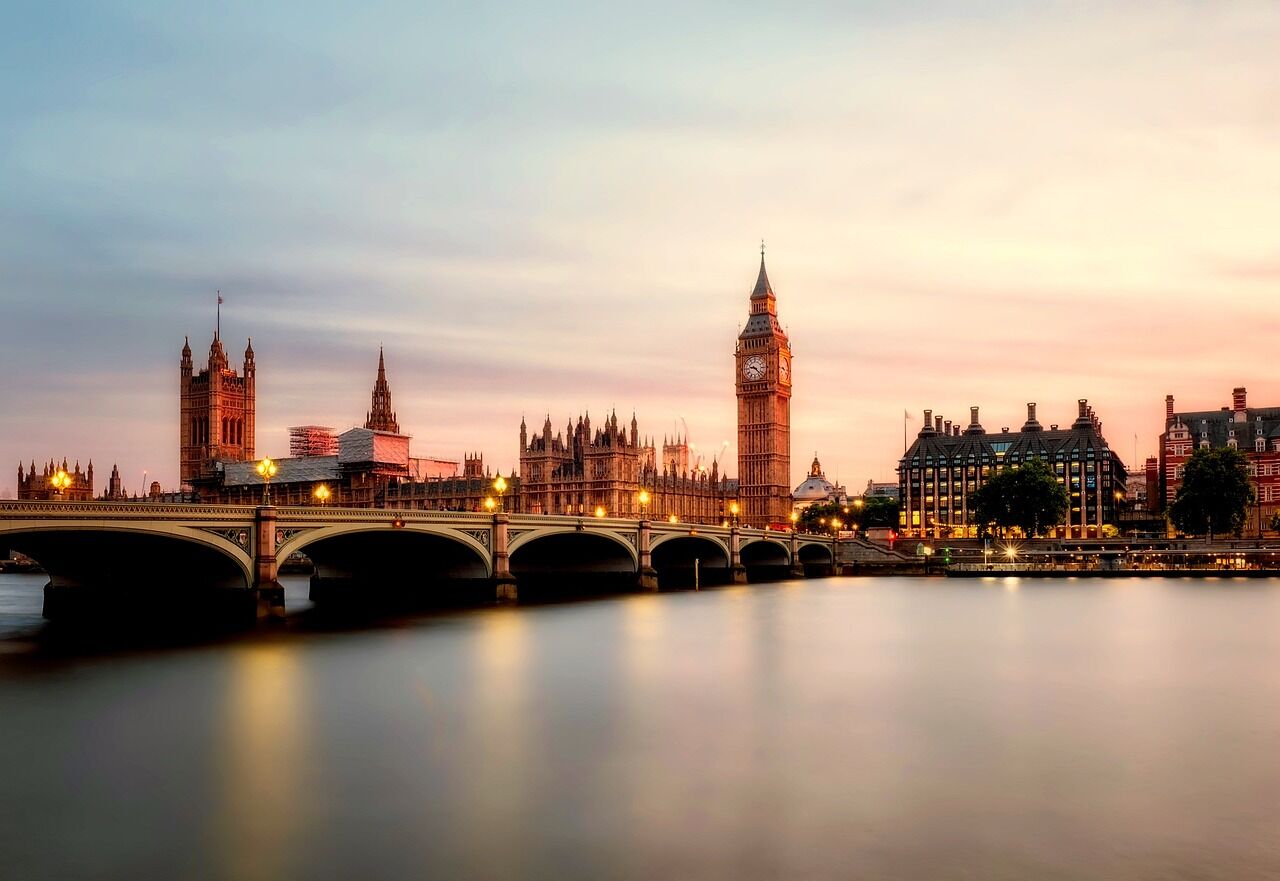 Bright view of London’s Big Ben and Houses of Parliament at sunset.