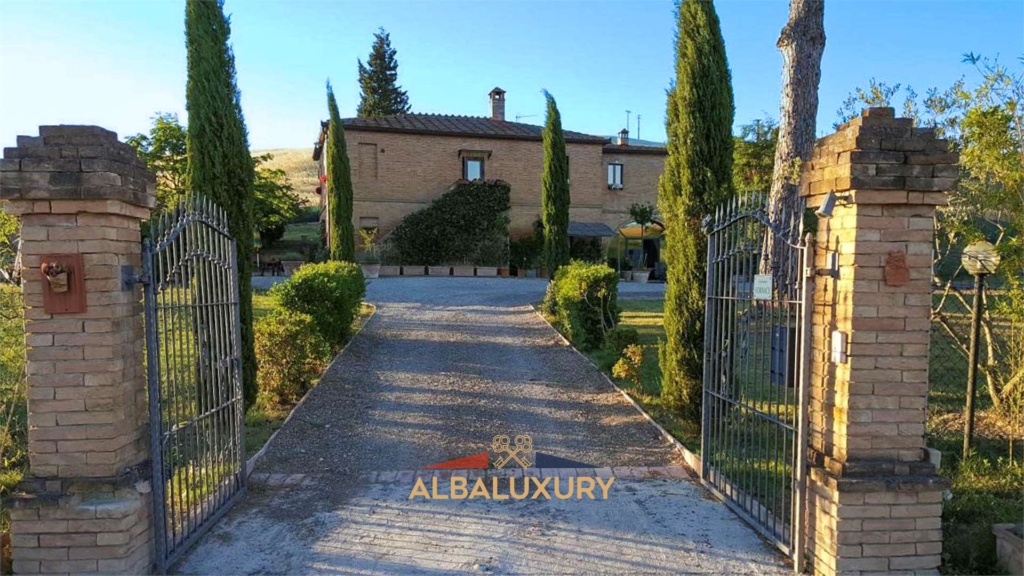 Characteristic farmhouse near Montalcino 1 imm 118582 20241016192750 1920