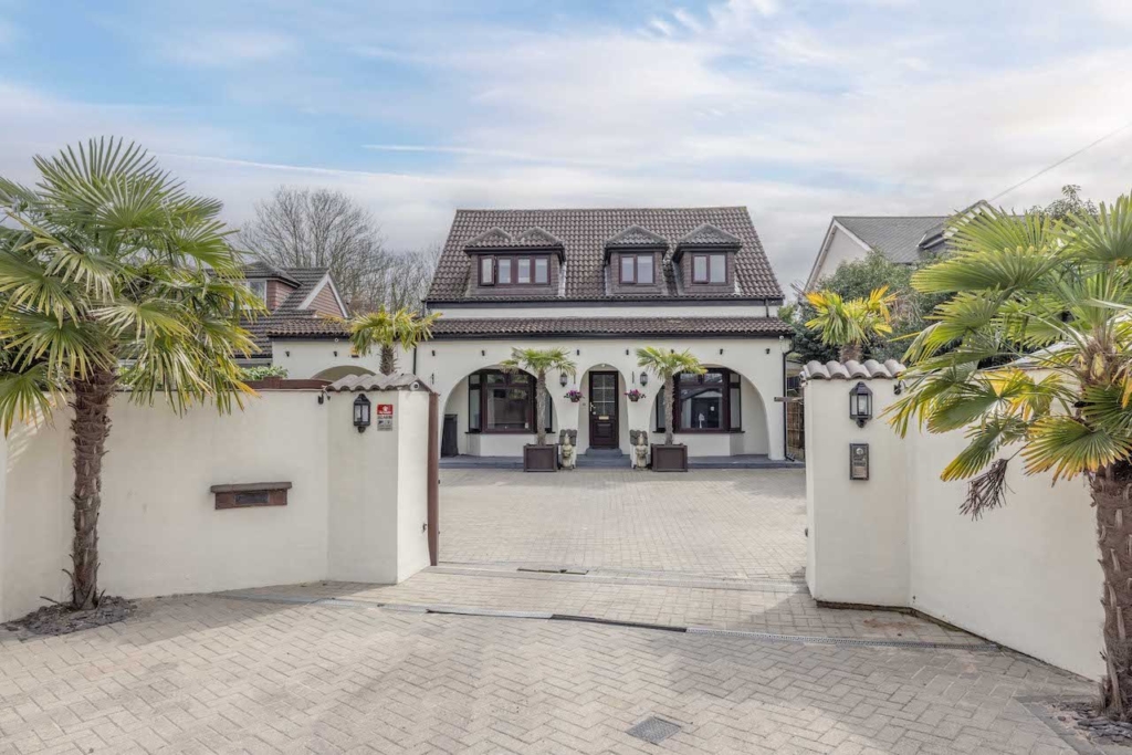 Luxury 4 Bed House For Sale In Wraysbury Royal Borough of Windsor 1 0 18 3