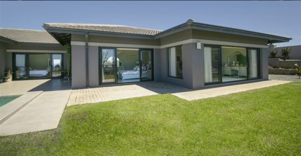 Stunning 5 Bed Villa for Sale in Plettenberg Bay South 1 0 4 16