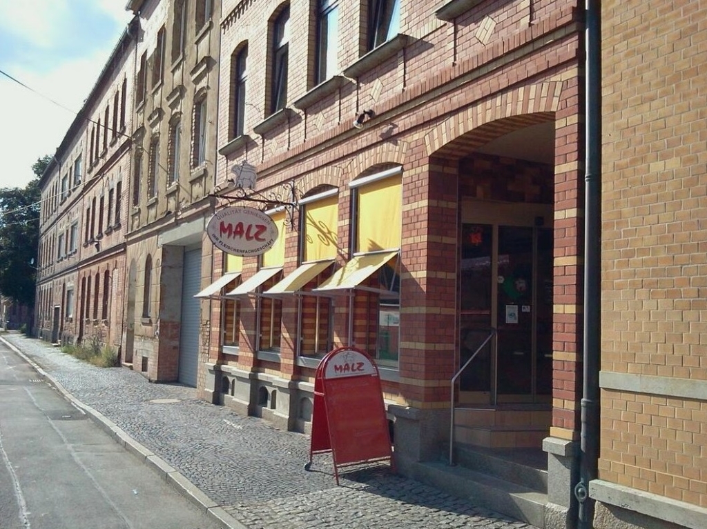Excellent 3 Unit Apartment Building Renovation Project for Sale in Greiz 1 0 4 21