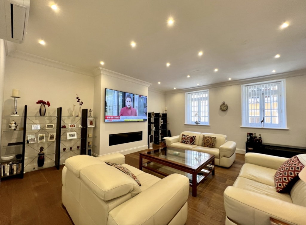 Luxury 3 Bed House For Sale in 1 1 16