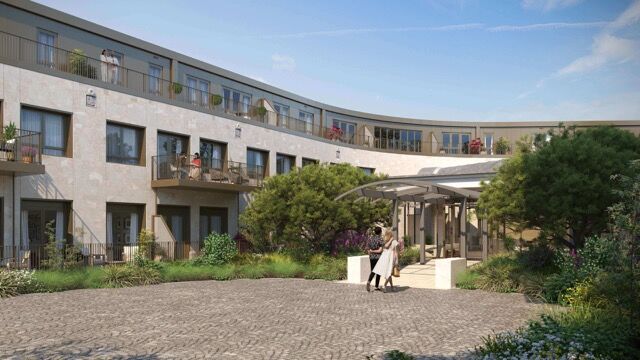 Ground floor apartment with garden in Hildenborough, Kent, featuring outdoor seating and lush greene.