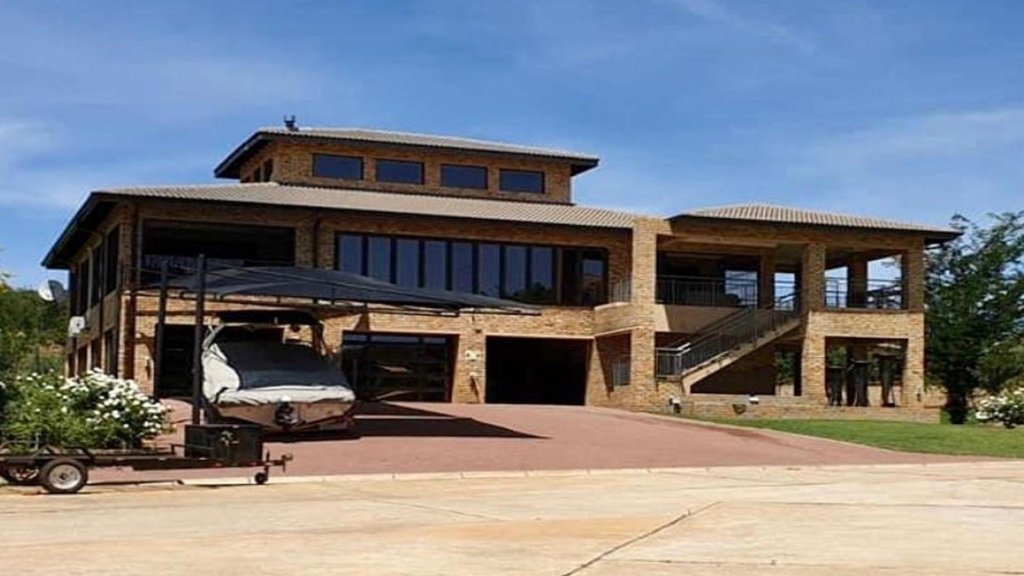 Luxury 4 Bed waterfront Villa for Sale in Porcupine Ridge Gauteng South 1 8114744