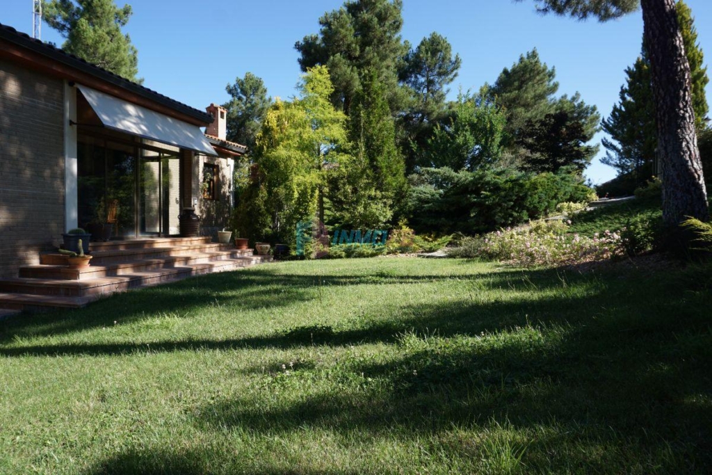 Luxury 3 Bed Villa For Sale in Marugan Segovia 1 Front garden 1