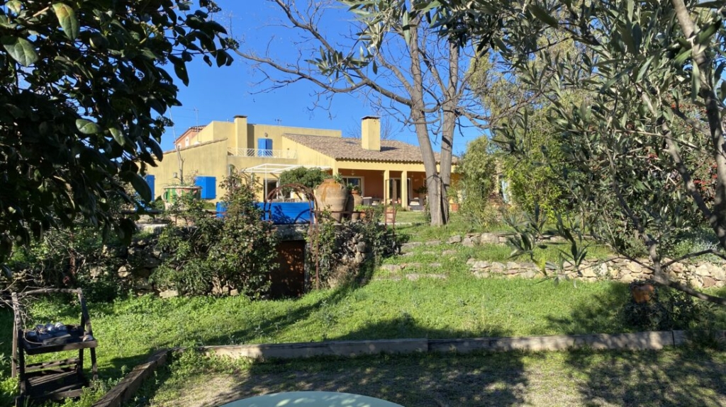 Stunning Architects House With 240 M2 Of Living Space On A Beautiful 1530 M2 Plot With Large Pool And Quiet Location. A Must See 1 LAU569000EA 1110x623 1
