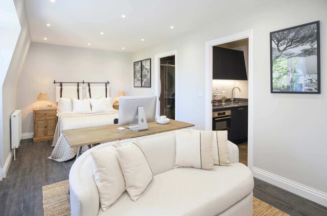 Spacious ground floor apartment with three bedrooms, stylish living area, and modern kitchen in Hild.