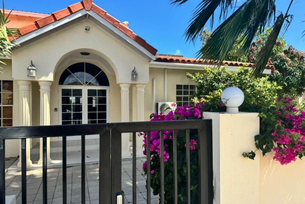 Walk-to-Palm Beach 2-Bedroom Villa 1 23dca54e 6dfd 4e2d 9284 b8d6b320d86f 1170x785 1