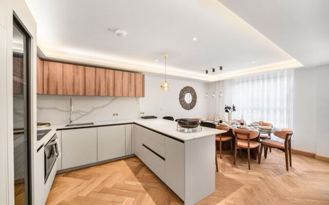 Modern kitchen and dining space in Marylebone, London, with contemporary design and natural light.