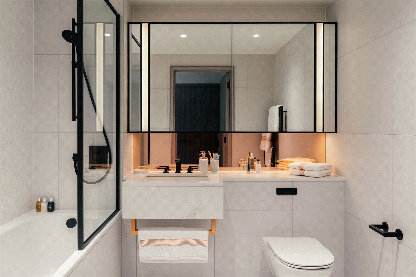 Elegant London high-rise bathroom with modern fixtures and sleek design Modern bathroom in a luxury London high-rise apartment with contemporary fixtures and minimalist dec.