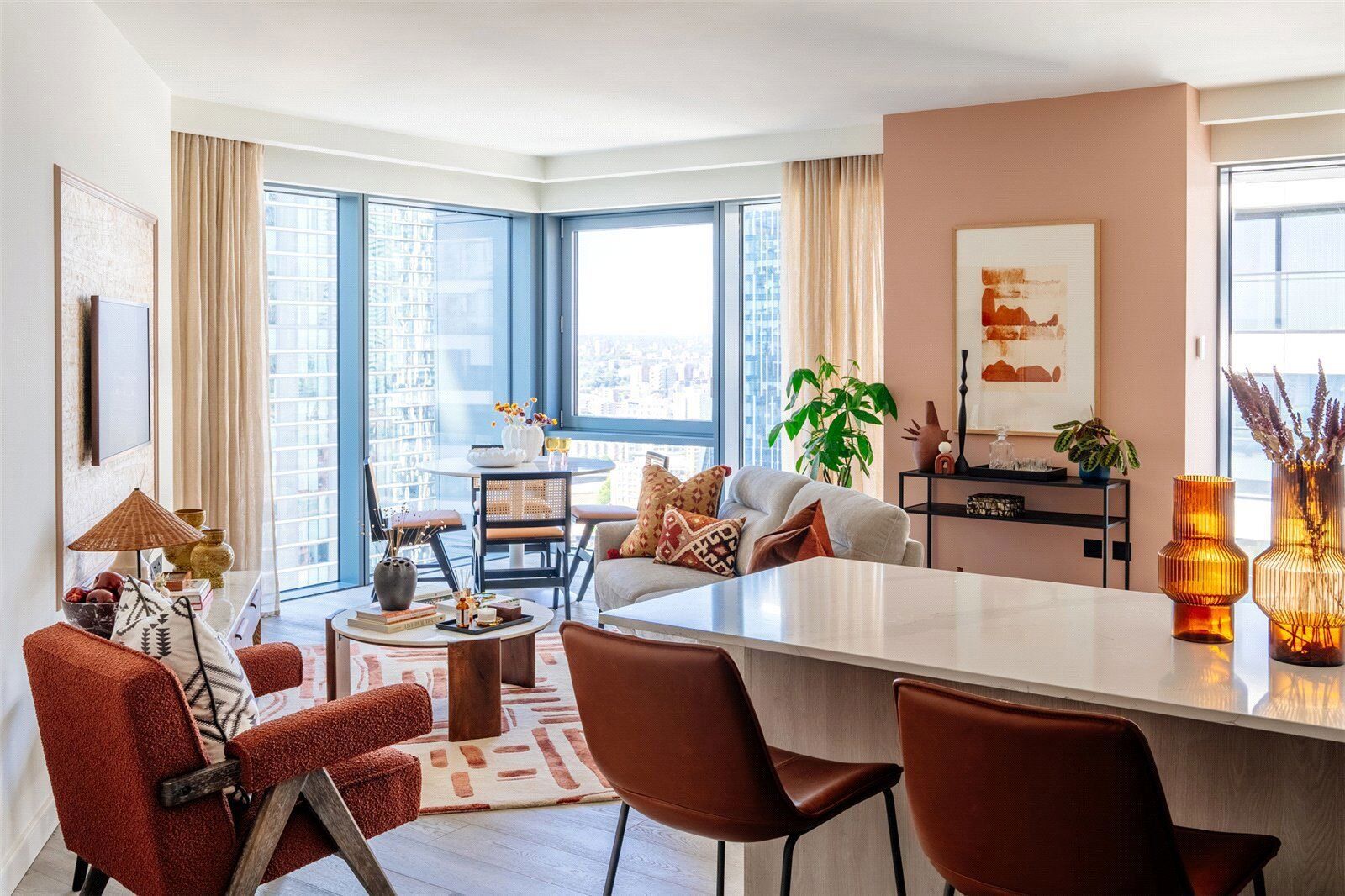 Elegant living space with panoramic city views in Canary Wharf.