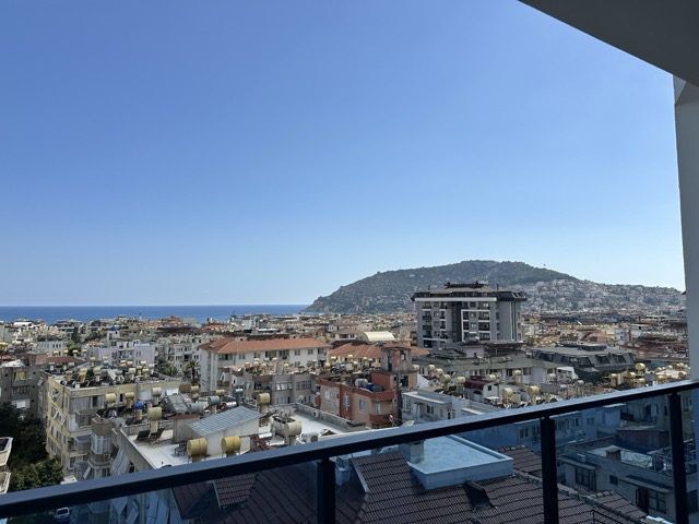 Spacious 5+1 penthouse with sea views in Guller Pınarı, Alanya.