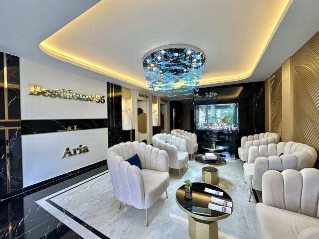 Elegant lounge with plush seating and modern decor in Alanya Guller Pınarı.
