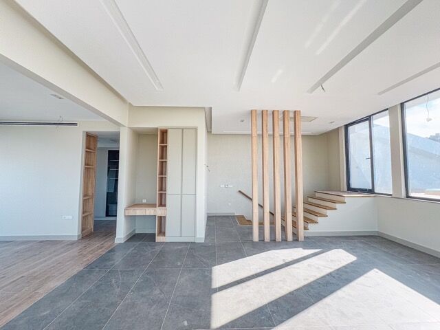 Bright and airy living space with modern design and large windows in Kargıcak, Alanya.