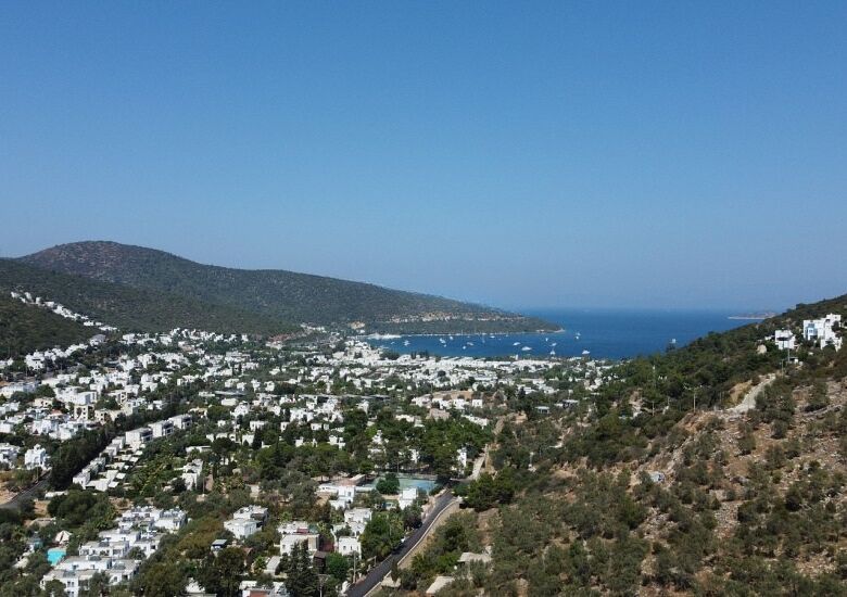 Detached houses with private pools and gardens in Bodrum, offering luxury living and stunning sea vi.