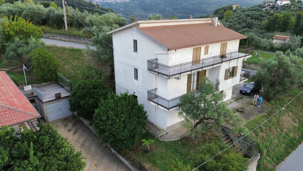 Commerical property with apartment for Sale In Cleto Calabria 1 0 5