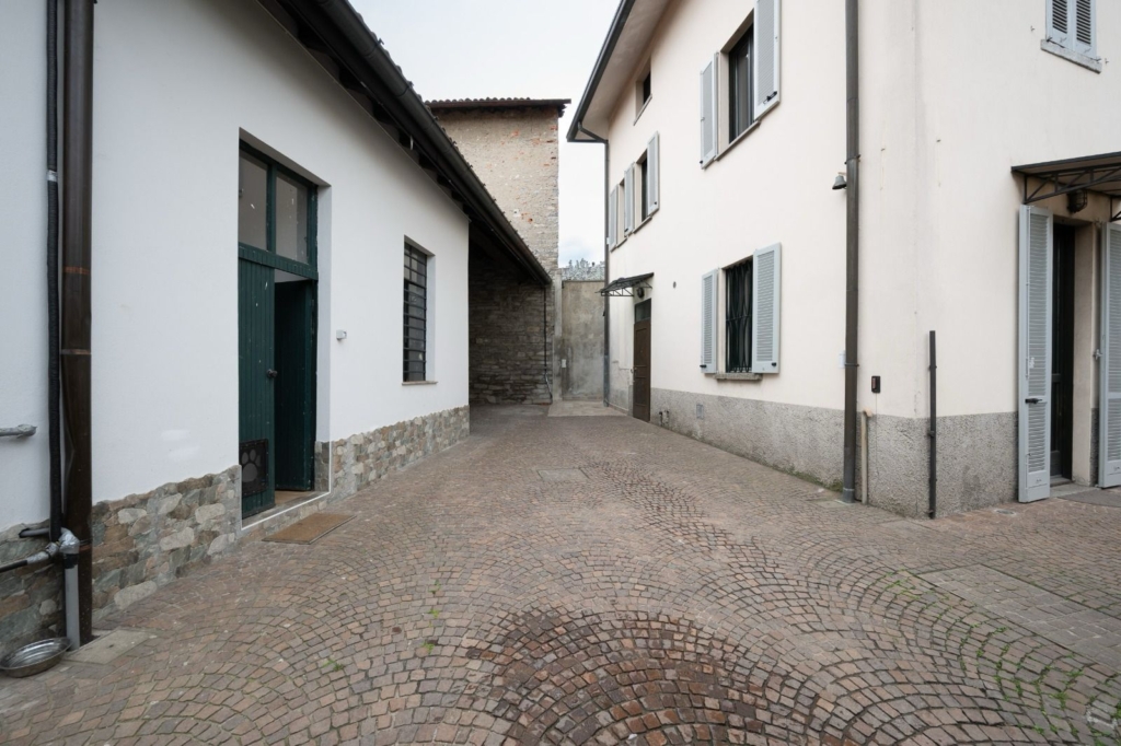 Excellent 4 Bed House for Sale In Fino Mornasco Lake Como 1 00 7 1