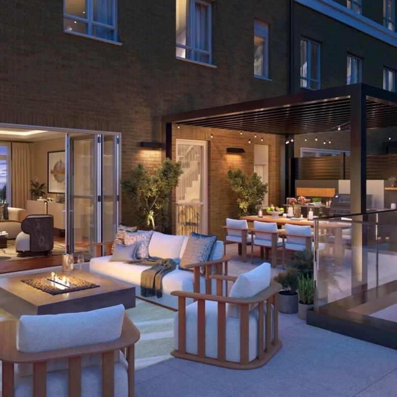 Elegant townhouses in Fulham offering stunning riverside views and modern outdoor living spaces. Per.
