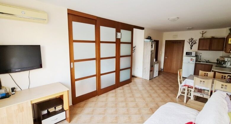 Bright interior of a 58 m2 one-bedroom apartment with pool views at Cascadas Family Resort.