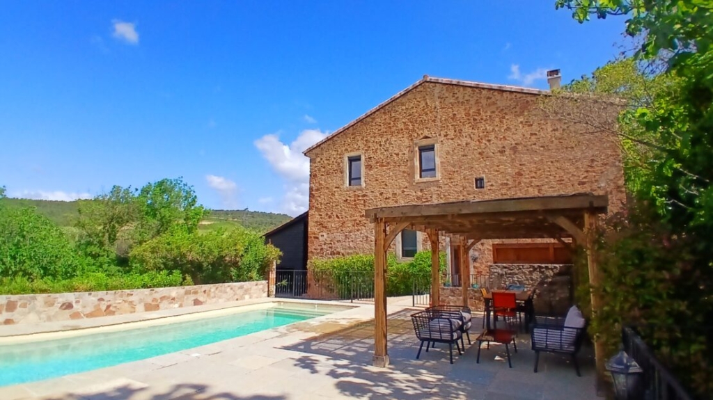 Stunning Stone Barn, Entirely Renovated To The Highest Standards, Offering 217 M2 Of Living Space With 5 Bedrooms And 4 Bathrooms On A 1520 M2 Landscapted Plot With Pool And Peaceful Setting. Rare 1 CRU865000EA 1110x623 1