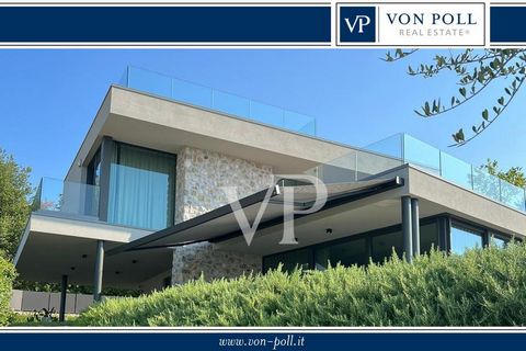 Moderne Villa mit wunderschönem Blick auf die Bucht von Garda 1 11 7749710 2124699942304405004