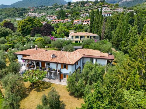 Wonderful Stately Villa with Lake View, Garden and Private Park 1 22 5572129 93274454308540035