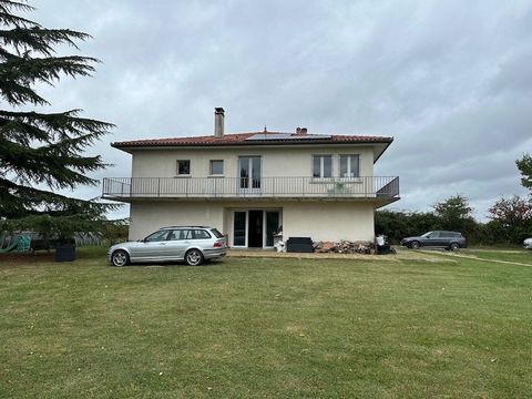 A spacious two-level house with 2480m2 of land ideally located within walking distance of Eauze, the capital of Armagnac. 1 27 3690110 305625615856902576